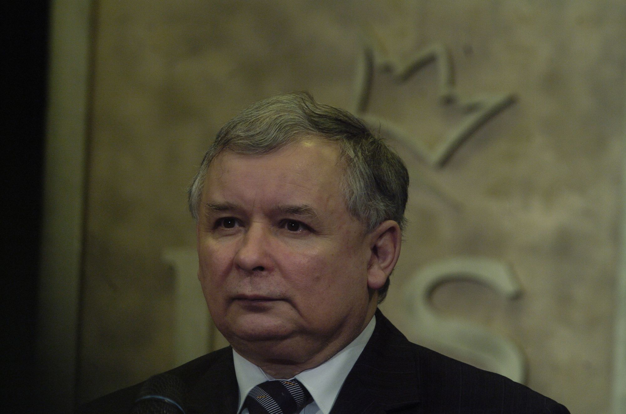                     Kaczyński depcze grób brata i wspiera Putina
                              